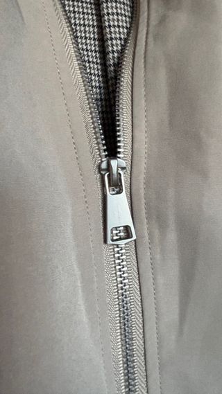 Chaqueta beige con cremallera