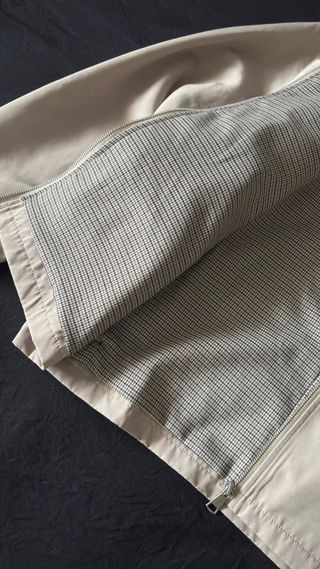 Chaqueta beige con cremallera