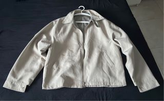 Chaqueta beige con cremallera