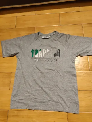 Camiseta Trapstar Gris y Verde, letras bordadas