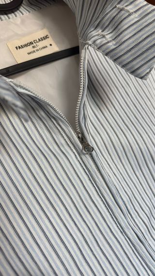 Chaqueta de rayas grises y blancas