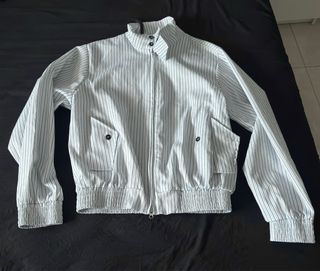 Chaqueta de rayas grises y blancas