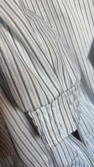 Chaqueta de rayas grises y blancas