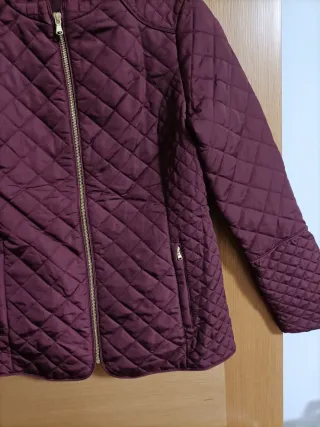 Chaqueta acolchada morada con cremallera dorada