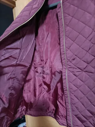 Chaqueta acolchada morada con cremallera dorada