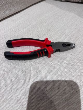 Alicate Universal Rojo y Negro