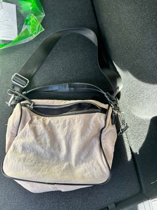 Bolso beige con etiqueta UNIQUE EDITION