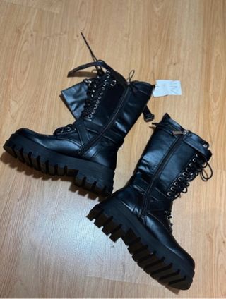 Botas altas negras con cordones y hebillas