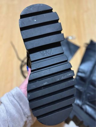 Botas altas negras con cordones y hebillas