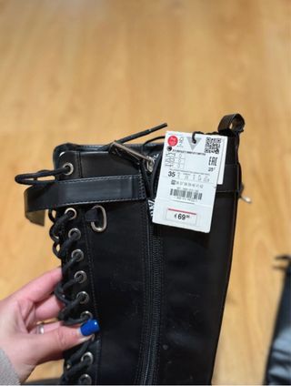 Botas altas negras con cordones y hebillas