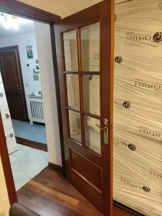 Puerta abatible sapelly acristalada