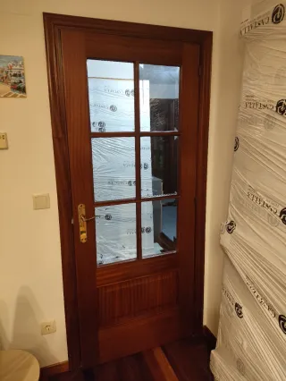 Puerta abatible sapelly acristalada