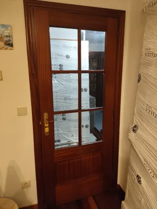 Puerta abatible sapelly acristalada