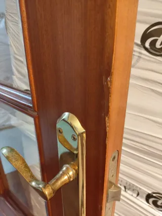 Puerta abatible sapelly acristalada