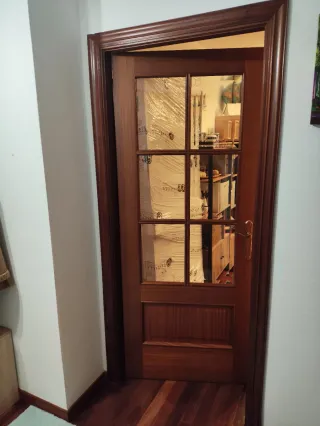 Puerta abatible sapelly acristalada