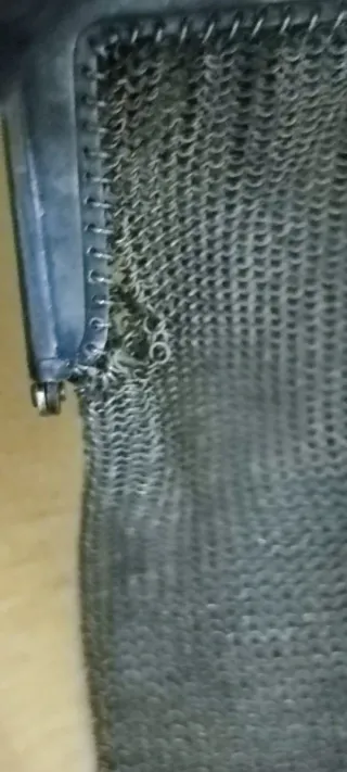 Monedero antiguo de metal con cadena