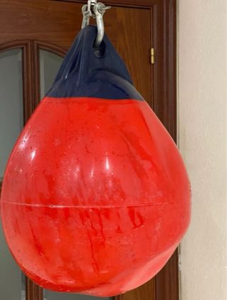 Saco de boxeo rojo y azul