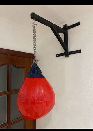 Saco de boxeo rojo y azul