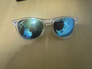 Gafas de sol transparentes con funda
