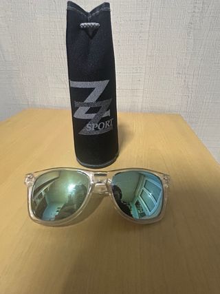 Gafas de sol transparentes con funda