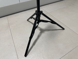 Trípode negro ajustable