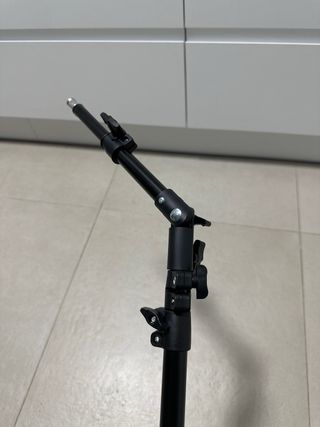 Trípode negro ajustable