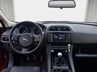 Jaguar F-PACE 2.0L i4D Pure RWD 132 kW (180 CV)