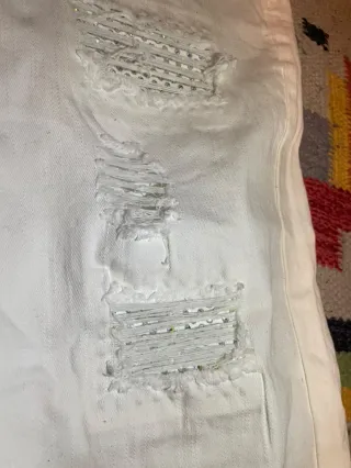 Jeans amiri bianchi strappati con pizzo