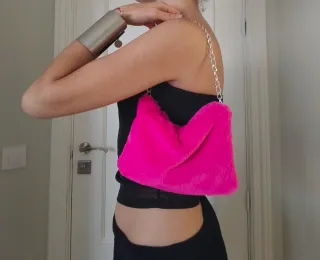 Bolso pelo rosa fucsia cadena plateada Y2K