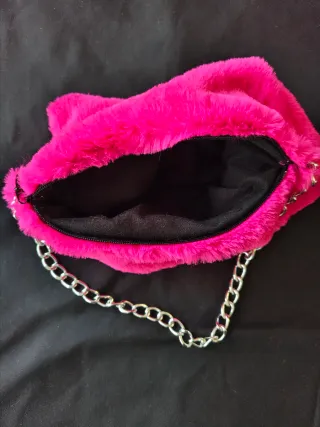 Bolso pelo rosa fucsia cadena plateada Y2K