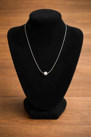 Collar de plata con colgante de bola