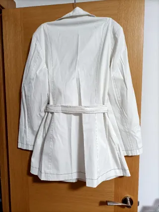 Gabardina blanca con costuras negras