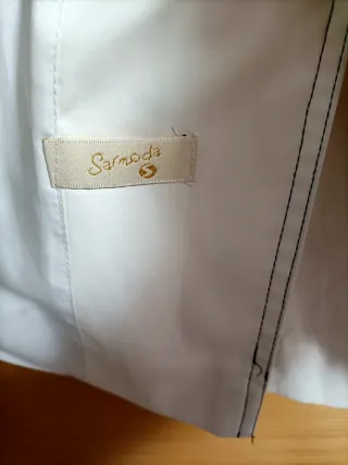 Gabardina blanca con costuras negras