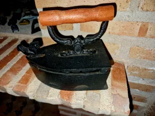 Plancha antigua decorativa de hierro