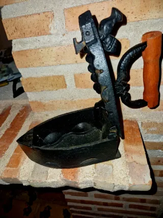 Plancha antigua decorativa de hierro