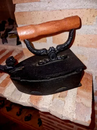 Plancha antigua decorativa de hierro