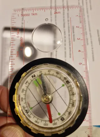 Bússola táctica para mapas com lupa e régua/escala