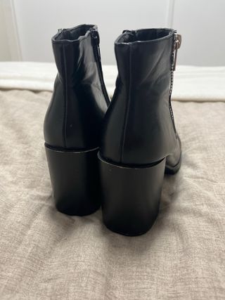 Botines negros con cremallera