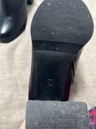 Botines negros con cremallera