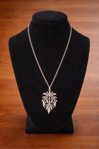 Collar plateado con colgante de hoja