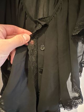 Blusa transparente con volantes