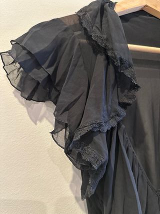 Blusa transparente con volantes