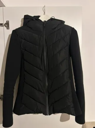 Piumino corto Zara con cappuccio nero