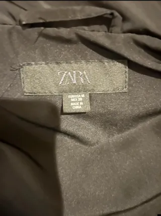 Piumino corto Zara con cappuccio nero