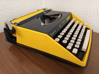 Máquina de escrever Remington Riviera Amarela