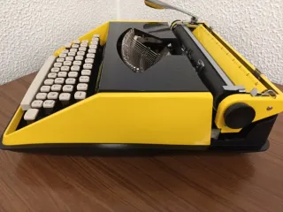 Máquina de escrever Remington Riviera Amarela