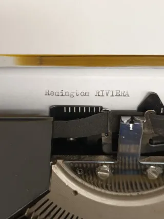 Máquina de escrever Remington Riviera Amarela