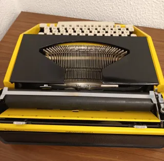 Máquina de escrever Remington Riviera Amarela