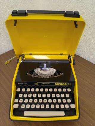 Máquina de escrever Remington Riviera Amarela
