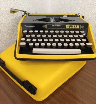 Máquina de escrever Remington Riviera Amarela